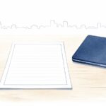 机の上に置かれた罫線だけのA4用紙と、懐中電灯、閉じたノートパソコン。中小企業のBCP（事業継続計画）をA4一枚にまとめることを表した水彩イラスト。