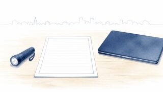 机の上に置かれた罫線だけのA4用紙と、懐中電灯、閉じたノートパソコン。中小企業のBCP(事業継続計画)をA4一枚にまとめることを表した水彩イラスト。