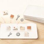 机の上の1枚の白いカードに、散らばっていた書類やツールのアイコンが1枚ぶんだけ整理されて収まっていく水彩画