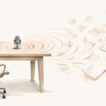 空席の椅子とデスクに置かれたマイクから、音の波紋が広がって紙のカードに変わっていく水彩画
