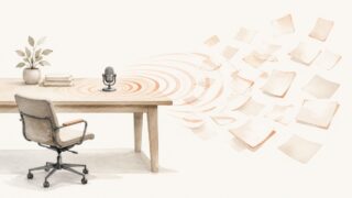 空席の椅子とデスクに置かれたマイクから、音の波紋が広がって紙のカードに変わっていく水彩画