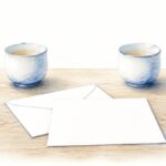 取引先へ送る価格改定のお願いの手紙と封筒、向かい合う2つの湯呑みを描いた水彩イラスト