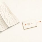 項目がびっしり並んだ用紙が脇へどけられ、項目の少ない小さなカードから矢印が伸びて返事の吹き出しにつながる水彩画