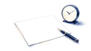 白い机の上に置かれた一枚の報告書と万年筆、傍らの置き時計を描いた紺色の水彩イラスト