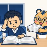 夜の事務所で、経営者が積み上げた本を開いて頭をかきながら読んでいる。その横で丸眼鏡と濃紺ベストの室長トラビーが、罫線だけの設定ファイルの束をにこやかに差し出している。