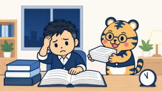 夜の事務所で、経営者が積み上げた本を開いて頭をかきながら読んでいる。その横で丸眼鏡と濃紺ベストの室長トラビーが、罫線だけの設定ファイルの束をにこやかに差し出している。