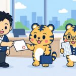 明るい事務所で、経営者が赤い印影を押した1枚の紙を、書類かばんを提げた係のトラビーに笑顔で手渡している。丸眼鏡と濃紺ベストの室長トラビーが罫線だけの一覧表を持って見守っている。