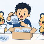 紺の線画イラスト。経営者が開けた段ボール箱から部品の袋を取り出して数え、横で丸眼鏡の虎がクリップボードに丸印を付け、もう1体の虎が無地の紙に朱色の判子を押している