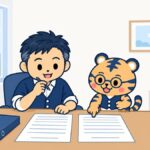 事務所の机で経営者が2枚の書類を見比べ、丸眼鏡の室長の虎が片方の書類の欄を指で示しているイラスト