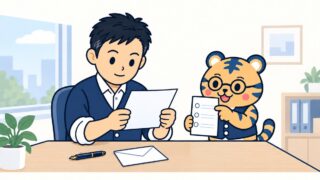 経営者が机でお詫びの手紙を読み返し、丸眼鏡の室長の虎が書く順番を並べたメモを指さしている様子