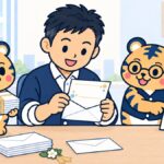 紺の線画イラスト。経営者が無地の招待状カードを手に持って眺め、横で丸眼鏡の虎が卓上カレンダーの丸印の日付を指し、もう1体の虎が封筒の束を差し出している