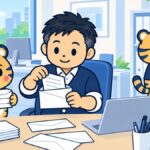 事務所の机で経営者が三つ折りの書面を白い封筒に入れ、係のトラビーが封筒の束をそろえて持ち、室長のトラビーが棚にファイルを戻しているイラスト