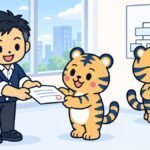 明るい事務所で、経営者が白い書面を係のトラビーに両手で手渡し、奥では室長のトラビーが組織図のボードの枠を動かしているイラスト