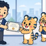 明るい事務所で経営者が横線と丸い印の入った賞状を係のトラビーに手渡しているイラスト。隣で室長のトラビーが拍手をし、机の上には賞状を入れる筒が置いてある