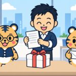 明るい事務所で経営者が横線の入った書面を両手で持って見せ、机にはリボンの付いた新商品の箱が置かれているイラスト。室長のトラビーがメガホンを持ち、係のトラビーが封筒の束を抱えている