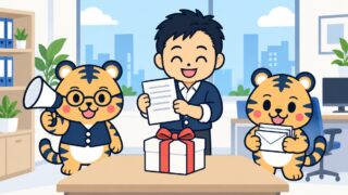 明るい事務所で経営者が横線の入った書面を両手で持って見せ、机にはリボンの付いた新商品の箱が置かれているイラスト。室長のトラビーがメガホンを持ち、係のトラビーが封筒の束を抱えている