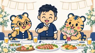 送別会の席で、経営者が胸に手を当てて挨拶し、花束を抱えた係のトラビーと、グラスを持った室長トラビーが笑顔で聞いている