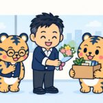 事務所で、段ボール箱を抱えた係のトラビーに経営者が花束を渡して見送り、室長トラビーが横でお辞儀している。机のノートPCには封筒の絵が映っている