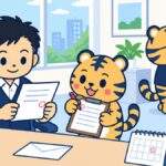 事務所の机で経営者が書面を読み返し、係のトラビーが一覧表に印を付け、室長のトラビーがファイルを棚に戻しているイラスト